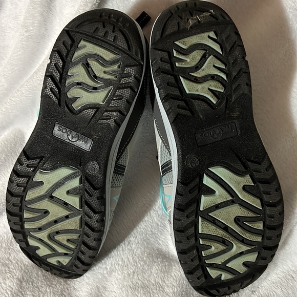 Women’s Nevados shoes like new - Picture 2 of 4